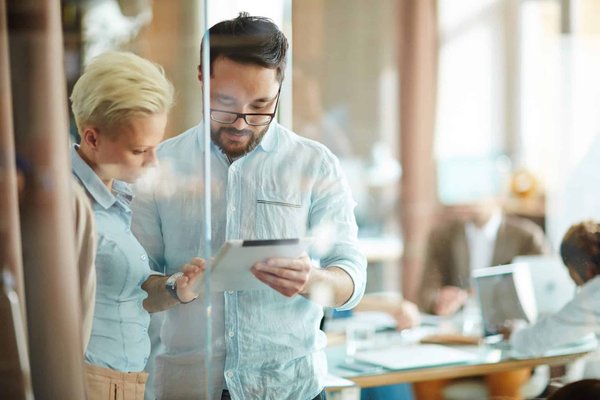 Quels réglages adopter pour réduire la consommation de données en arrière-plan et éviter les frais excessifs ?