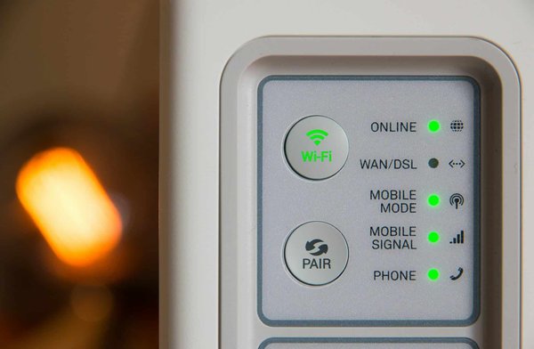 Comment maximiser la portée et la fiabilité du signal Wi-Fi dans un bâtiment à plusieurs étages ?